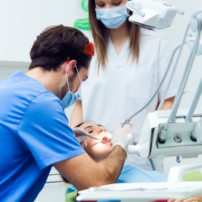 Dental surgeon and dental assistant are exposed to many pollutants in the air during care involving dynamic tools such as milling machine or descaler