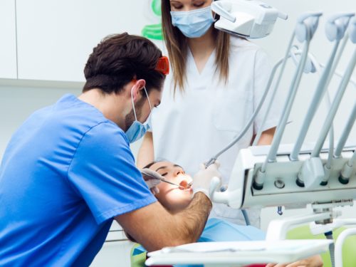 Le chirurgien dentiste et l'assistante dentaire sont exposés à de nombreux polluants dans l'air lors des soins impliquant des outils dynamiques tels que la fraiseuse ou le détartreur