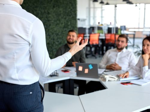 Purifier l'air dans les bureaux et open spaces permet une amélioration globale de la performance RSE d'une entreprise et protège ses occupants des maladies