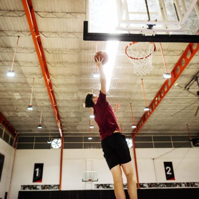 Les effets négatifs de la pollution de l'air sur les performances de basketball en salle peuvent être évités en purifiant l'air de ces espaces avec les épurateurs Shield et Shield Compact de JVD