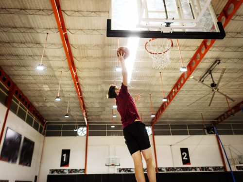 Les effets négatifs de la pollution de l'air sur les performances de basketball en salle peuvent être évités en purifiant l'air de ces espaces avec les épurateurs Shield et Shield Compact de JVD