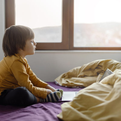 Un enfant est exposé à de nombreuses nuisances dans l'air et se doit d'être protégé par un purificateur d'air comme ceux de la gamme Shield produite par JVD