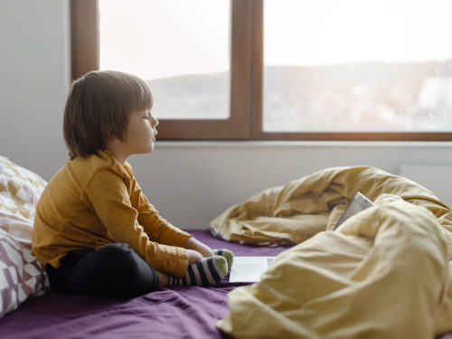 Un enfant est exposé à de nombreuses nuisances dans l'air et se doit d'être protégé par un purificateur d'air comme ceux de la gamme Shield produite par JVD