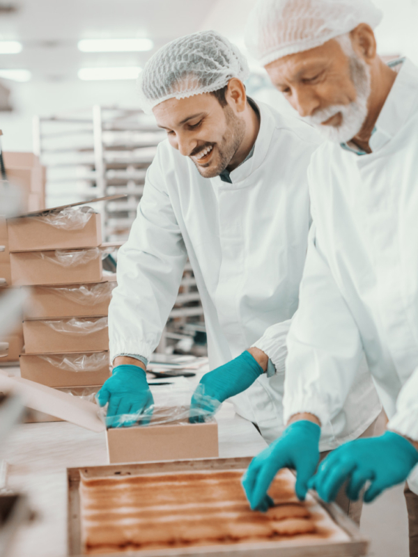 indutrie agroalimentaire avec deux employés et leurs EPI - JVD