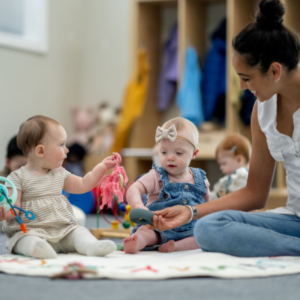 jeunes enfants dans une crèche avec une puéricultrice
