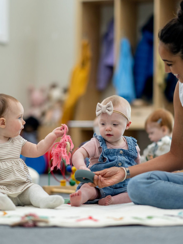 jeunes enfants dans une crèche avec une puéricultrice