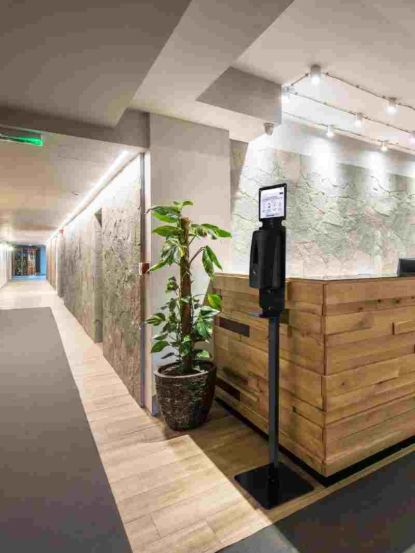 Station de gel hydroalcoolique noir pour les espaces communs et lobby d'hôtels