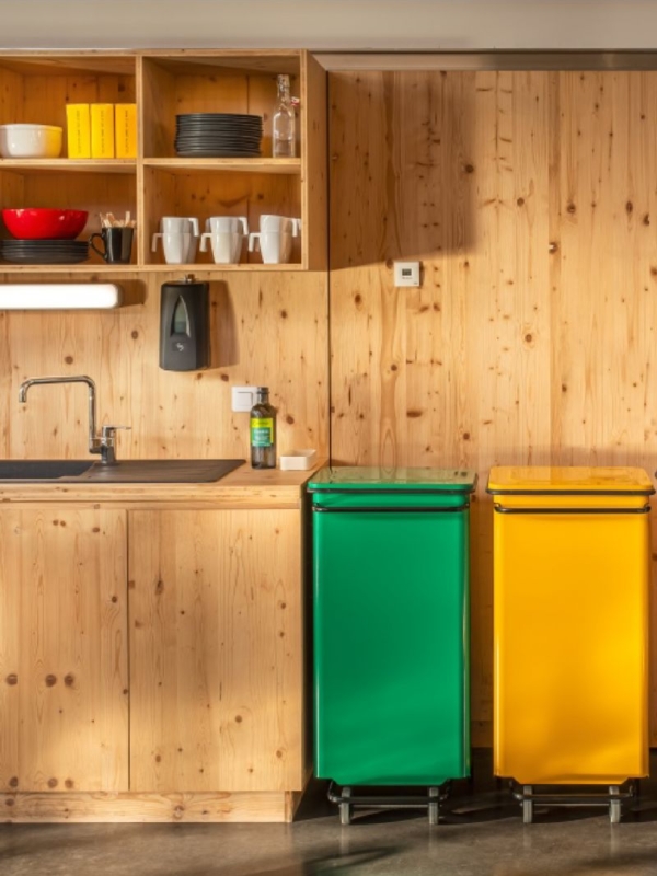Poubelles en métal pour les cuisines et espaces de restauration pour les hôtels