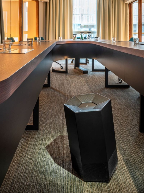 Purificateur d'air Shield by JVD dans une salle de réunion d'un hôtel