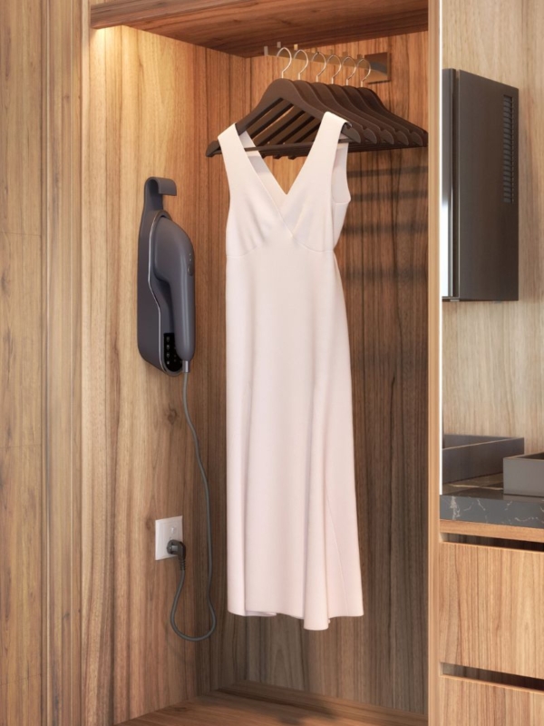 Dressing dans chambre d'hôtel avec un défroisseur vertical Velyss de JVD