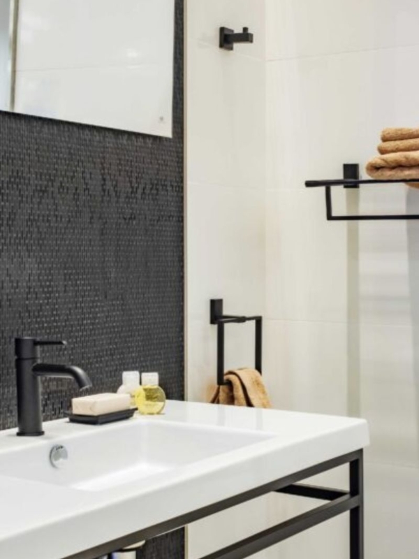 Accastillage JVD noir mat pour salles de bain de chambre d'hôtel