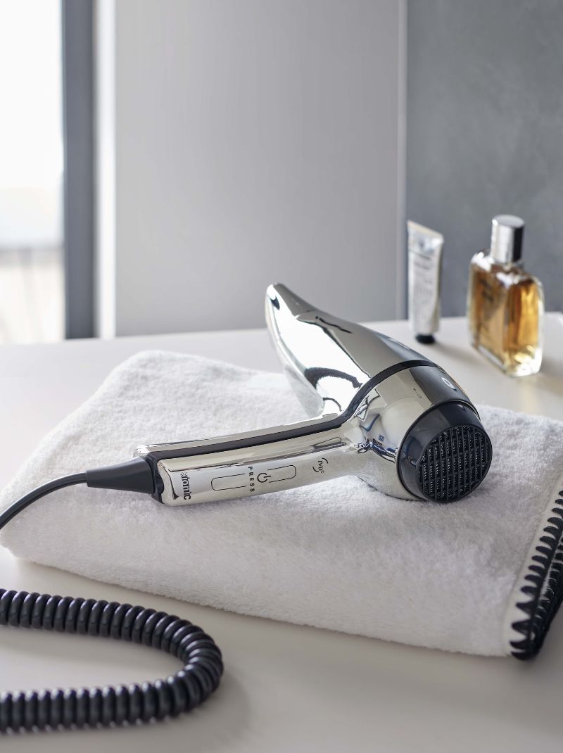 Secadores de pelo y espejos como equipamiento de baño para hoteles