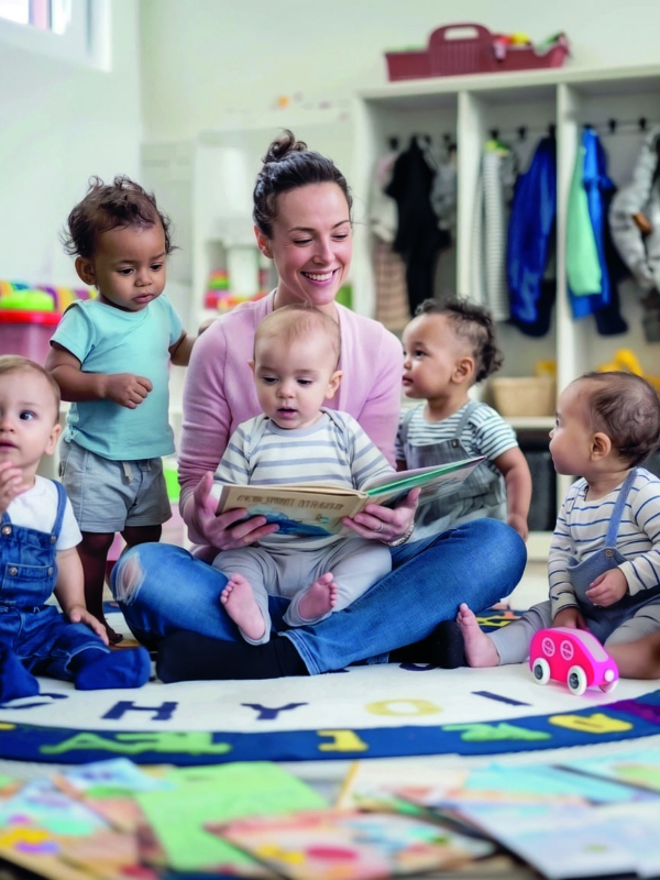 jeunes enfants dans une crèche en train de jouer ensemble - JVD