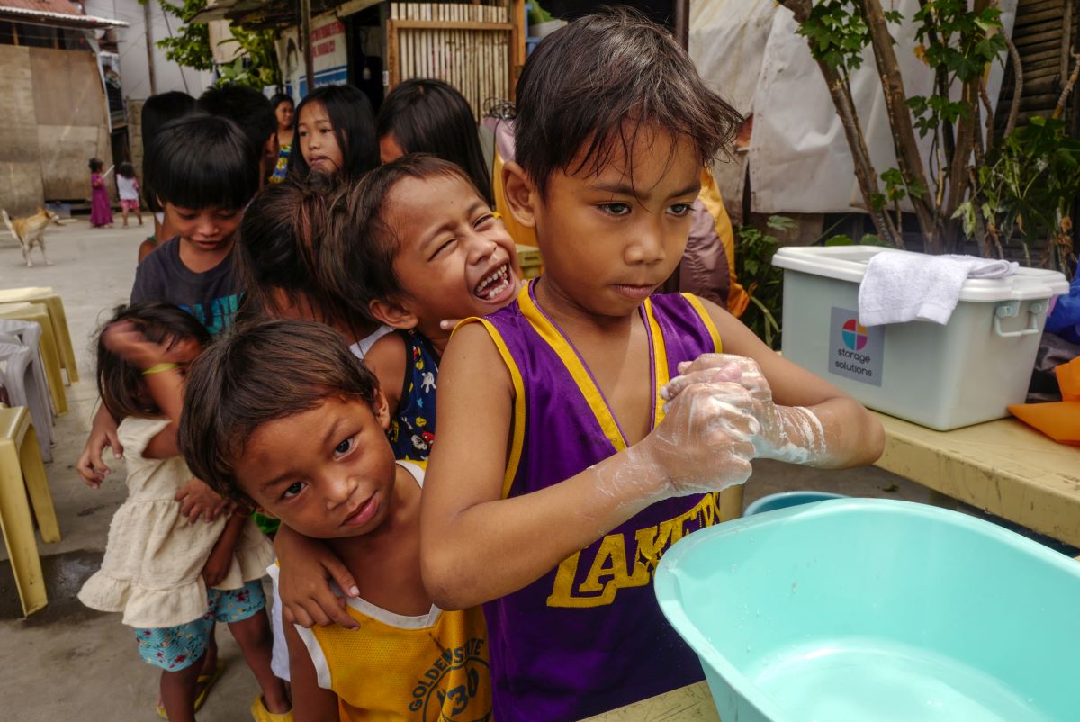 Niños lavándose las manos en Filipinas durante una acción de higiene de JVD.