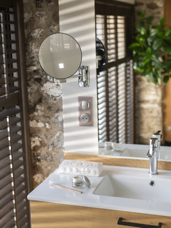 Espejos para baño de hotel con iluminación LED